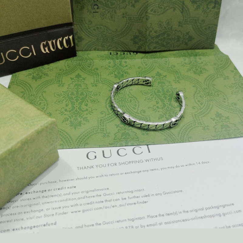 G*u*i bracelets